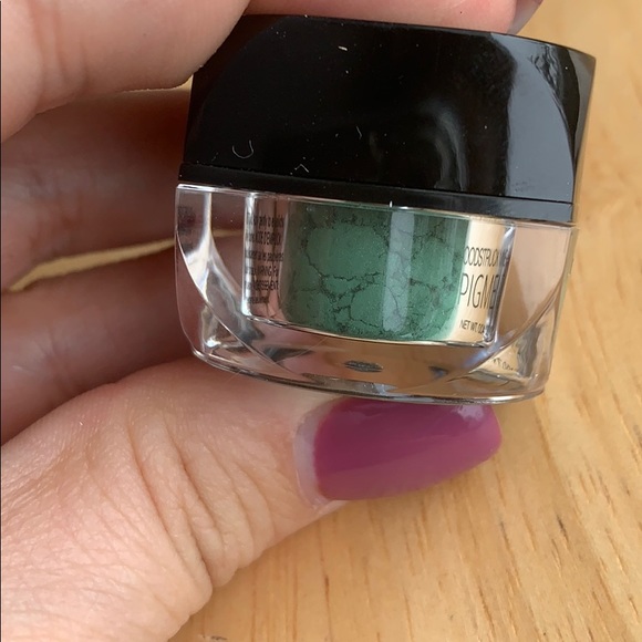 Younique Moodstruck Matte Loose Powder Eye Shadow - Picture 7 of 7